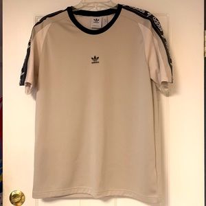 Adidas crew neck tan tee shirt size medium